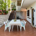 Apartman Kate, Plat Mlini