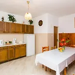 Apartman Kate, Plat Mlini