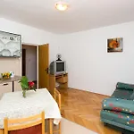 Apartman Kate, Plat *