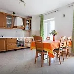 Apartman Kate, Plat Mlini