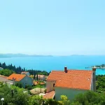 Apartman Kate, Plat Mlini