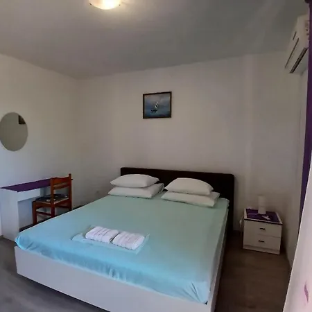 Apartmani Kate, Plat