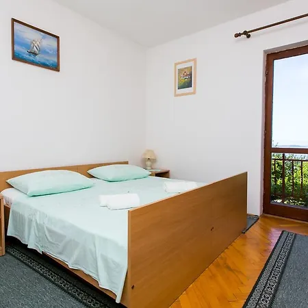 Apartmani Kate, Plat