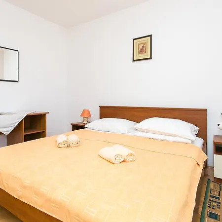 Apartmani Kate, Plat