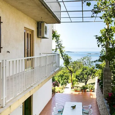 Apartmani Kate, Plat