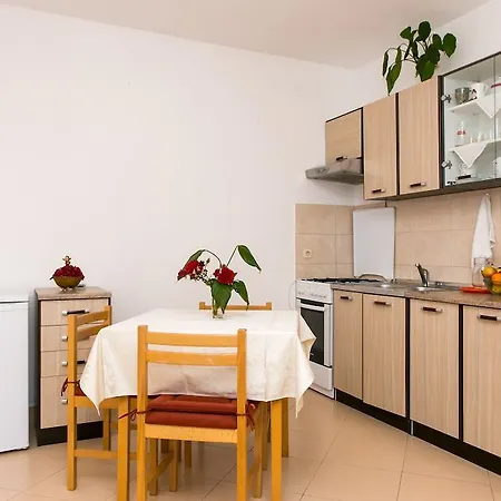 Apartmani Kate, Plat *