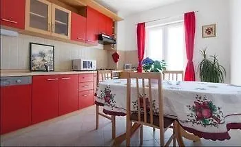 Apartmani Kate, Plat