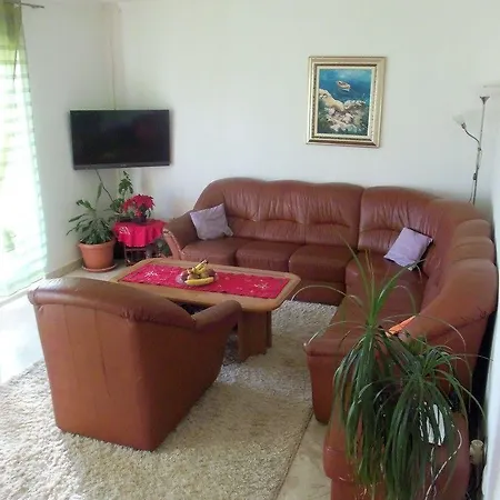 Apartmani Kate, Plat