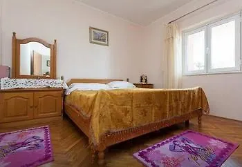 Apartmani Kate, Plat